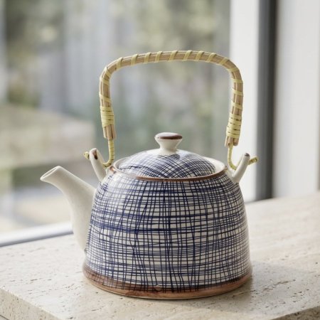 إبريق شاي سيراميك بتصميم خطوط زرقاء مع مصفاة داخلية ويد خشب