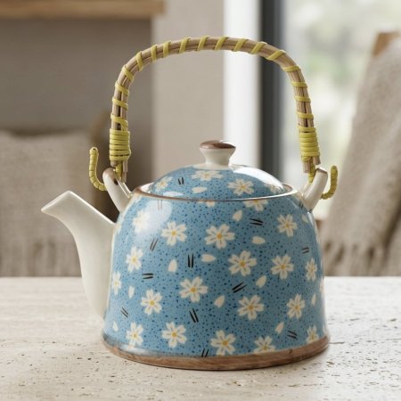 إبريق شاي سيراميك ازرق بنقوش زهور بيضاء مع مصفاة داخلية ويد خشب