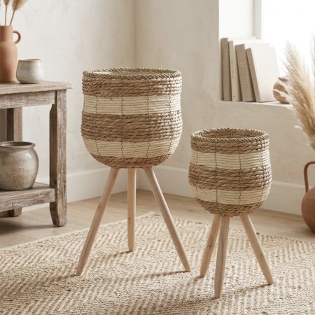 طقم سلال قش للنباتات مع أرجل خشبية