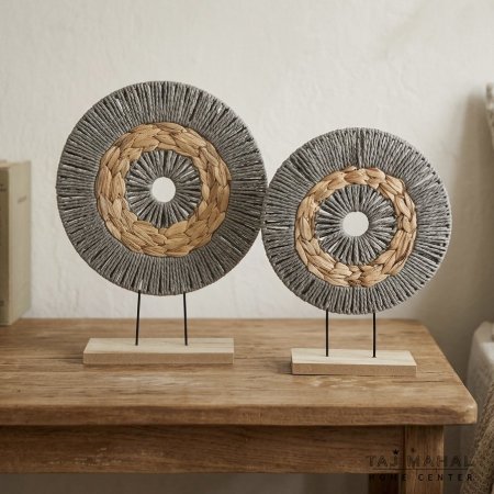 تحف ديكور على شكل دوائر من القش مثبتة على قواعد خشبية