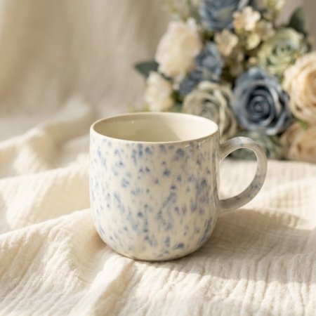 مج بورسلان بنمط منقط باللون الأزرق والأبيض