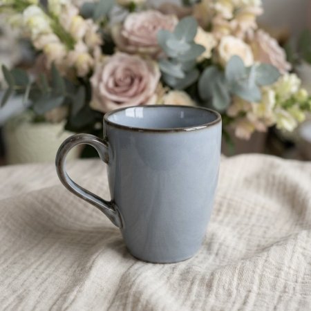 مج بورسلان بلون ازرق مع حواف داكنة