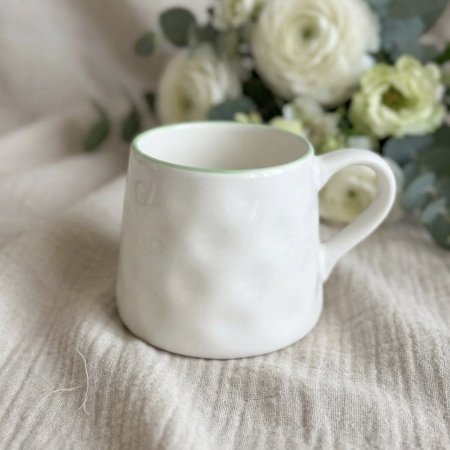 مج بورسلان أبيض مع حافة خضراء