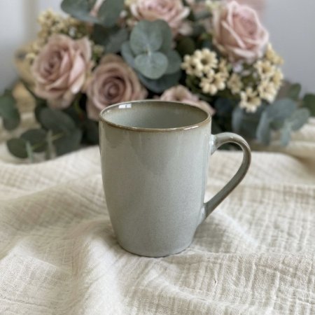 مج بورسلان بلون أخضر فستقي ناعم مع حافة علوية بنية