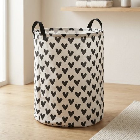 سلة غسيل قماشية قابلة للطي بتصميم قلوب بلون أبيض وأسود