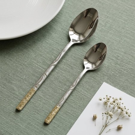 طقم معالق ستانلس ستيل مع نقوش فضية وذهبية ٦ قطع