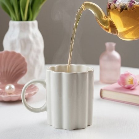 مج سيراميك ابيض بتصميم يشبه بتلات الزهور