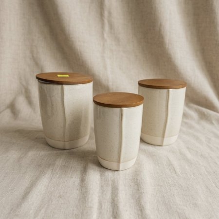 طقم علب تخزين سيراميك بلون بيج كريمي مع اغطية خشبية