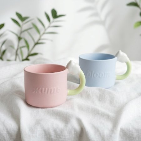 مج بورسلان بألوان باستيل ناعمة مع يد زهرة التوليب