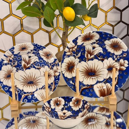 طقم صحون سفرة بورسلان بنقوش ورود بارزة على خلفية زرقاء ١٨ قطعة