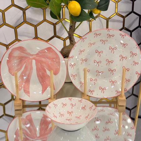 طقم صحون سفرة بورسلان بتصميم الفيونكة الوردية ١٨ قطعة