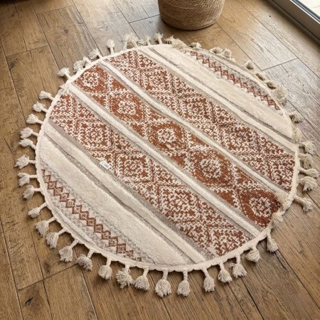 سجادة دائرية بنمط بوهيمي مزينة بشراشيب