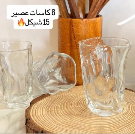 6 كاسات عصير شفاف