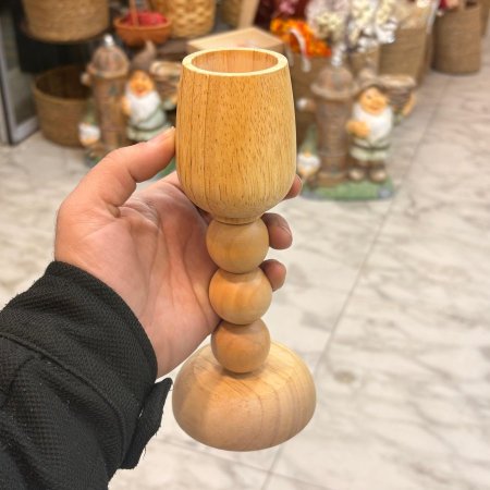 شمعدان خشبي بتصميم كلاسيكي