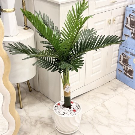 شجرة نخيل صناعية في قوار أبيض