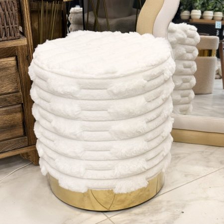 كرسي بوف أبيض مغطى بفرو مع قاعدة ذهبية