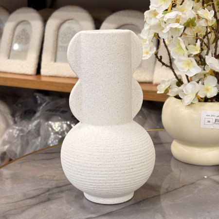 مزهرية سيراميك بيضاء مصنوعة يدويا