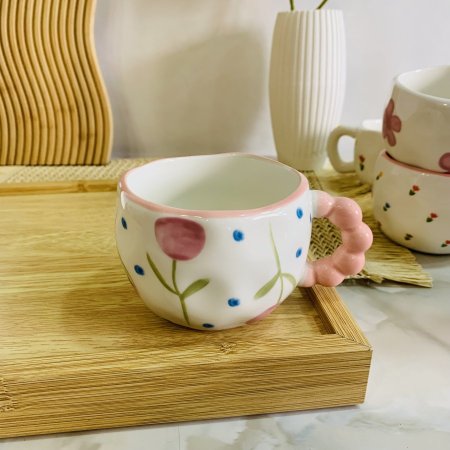 مج يدوي بنقشة ورود مع يد مميزة