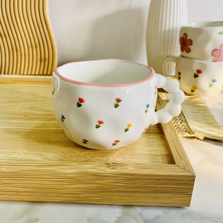 مج يدوي نقشة زهرة التوليب مع يد مميزة