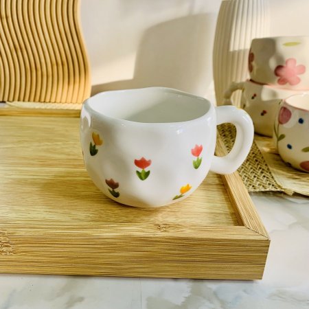 مج يدوي بنقشة زهرة التوليب