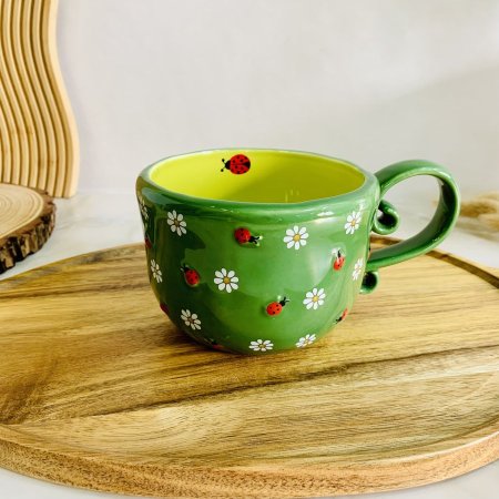 مج سيراميك مزخرف بنقوش خنفساء وورود الأقحوان