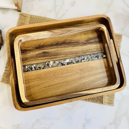 صينية تقديم خشب غامق مع ريزن صغير