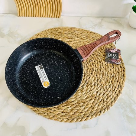 مقلاة جرانيت DUX اسود بقياس ٢٠ سم