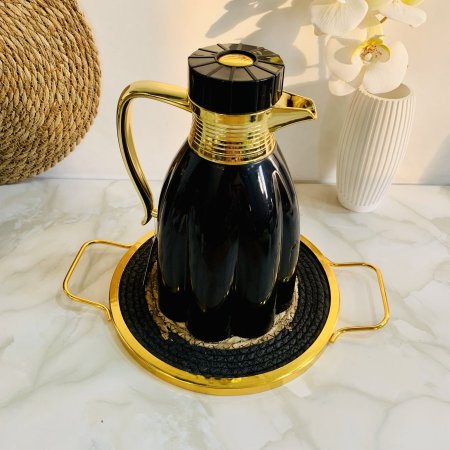 ترمس قهوة بتصميم انيق بلون اسود وذهبي