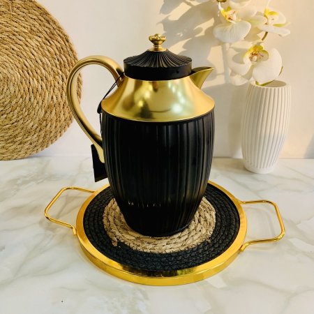 ترمس قهوة بتصميم انيق بلون اسود و ذهبي