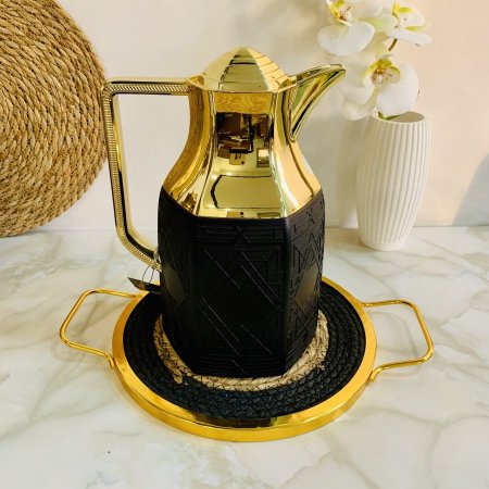 ترمس قهوة بتصميم انيق بلون اسود وذهبي