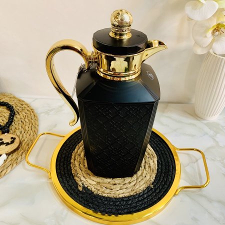 ترمس قهوة بتصميم انيق بلون اسود و ذهبي