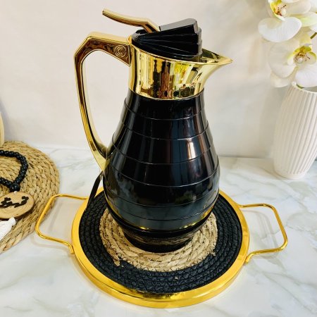 ترمس قهوة بتصميم انيق بلون اسود وذهبي