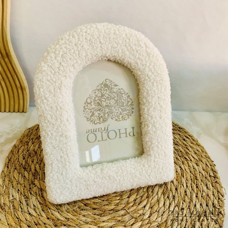 إطار صور قوسي الشكل مغطى بقماش البوكليه