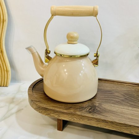إبريق شاي بيج بمقبض خشبي وتفاصيل ذهبية