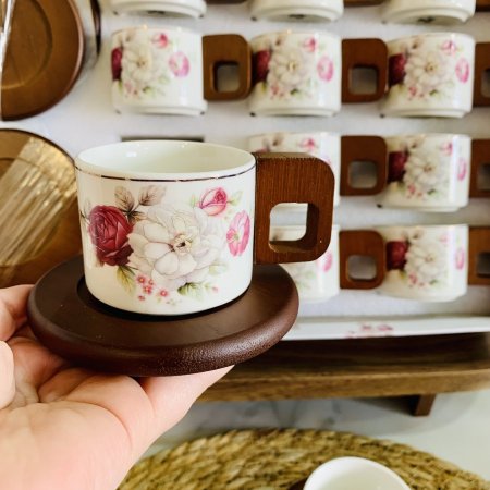 طقم ١٢ فنجان قهوة مزخرف بمقابض وقواعد خشبية