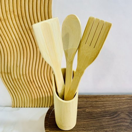 مجموعة من أدوات المطبخ المصنوعة من الخيزران (البامبو)