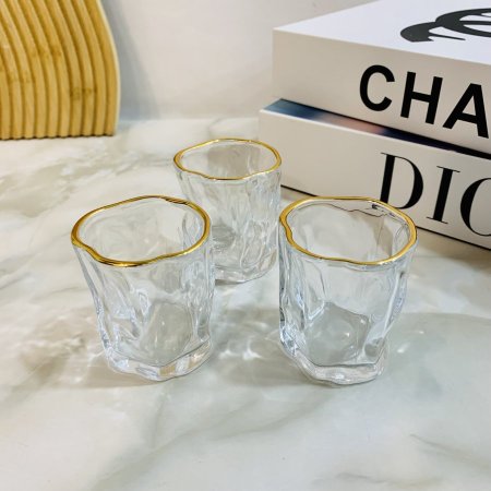 ٦ كاسات صغيرة زجاجية مموجة بإطار ذهبي