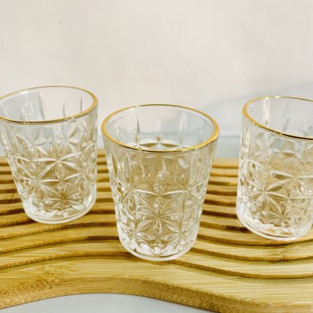 ٦ كاسات صغيرة زجاج كريستالي بإطار ذهبي