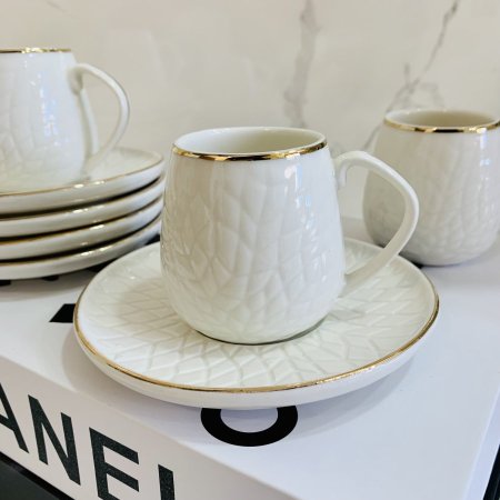 طقم 12 فناجين و 12 صحون بلون أبيض وتصميم محزز مع حافة ذهبية