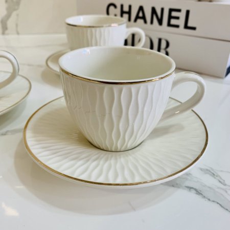 طقم 6 فناجين و 6 صحون بلون أبيض وتصميم محزز مع حافة ذهبية