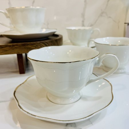 طقم ٦ كاسات شاي و ٦ صحن ابيض مع حافة ذهبي