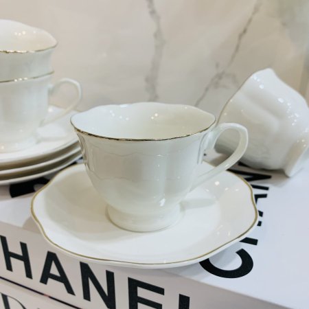 طقم ١٢ فناجين قهوة و ١٢ صحن ابيض مع حافة ذهبي