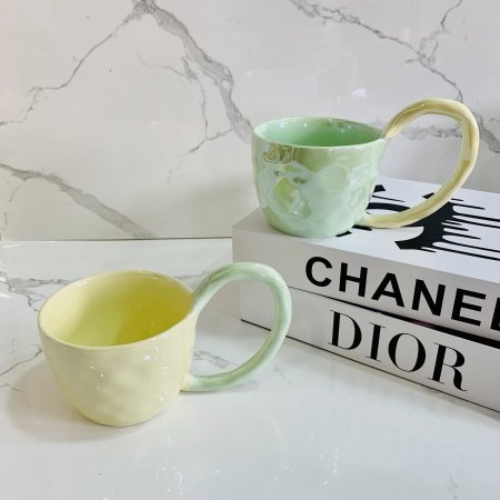 مج سيراميك مع يد كبيرة