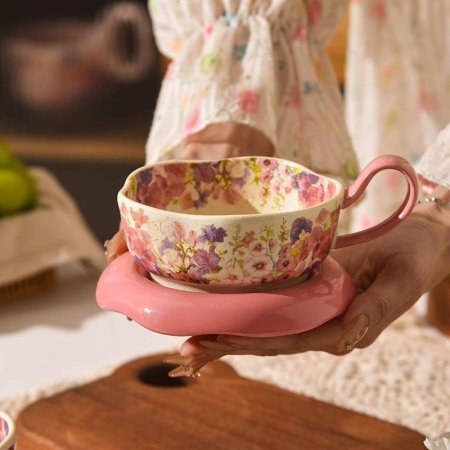 مج من السيراميك مزين بنقوش زهور ملونة مع صحن