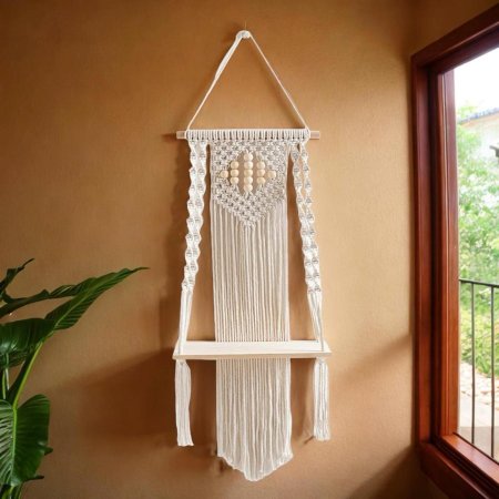 رف خشبي معلق مصنوع من خيوط المكرمية