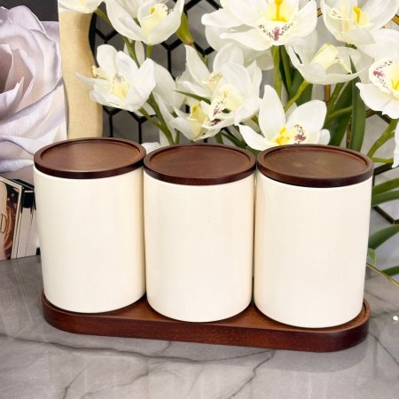 طقم ٣ علب تخزين سيراميك بيضاء مع أغطية خشبية وقاعدة تقديم خشبية