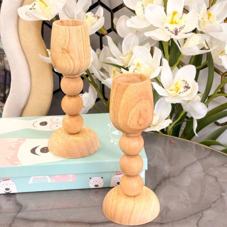 شمعدان خشبي بتصميم كلاسيكي