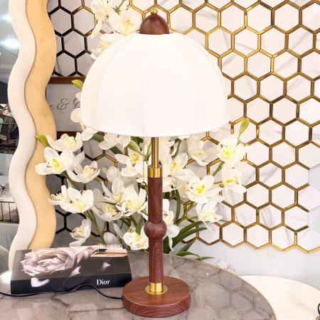 مصباح طاولة خشبي ونحاسي بنمط كلاسيكي