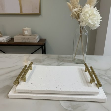 صواني تقديم مستطيلة بيضاء بمقابض ذهبية