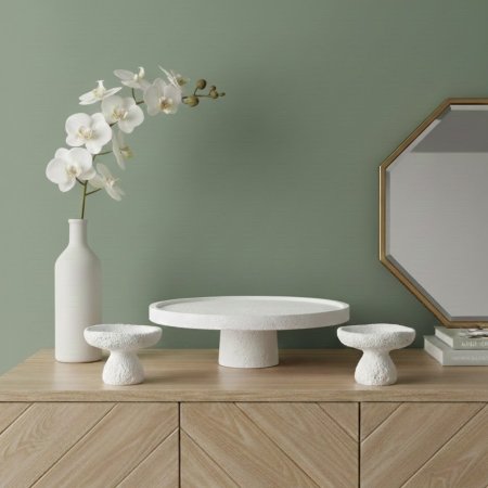 قاعدة تقديم رخامية بيضاء مع صحنين بحجم صغير